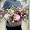 Эустомы и розовые ранункулюсы в маленькой корзине